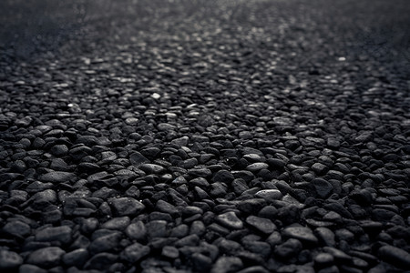 黑色沥青道路上的石子背景