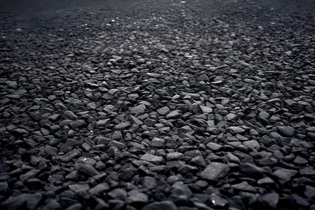 黑色石头背景沥青道路上的石子背景