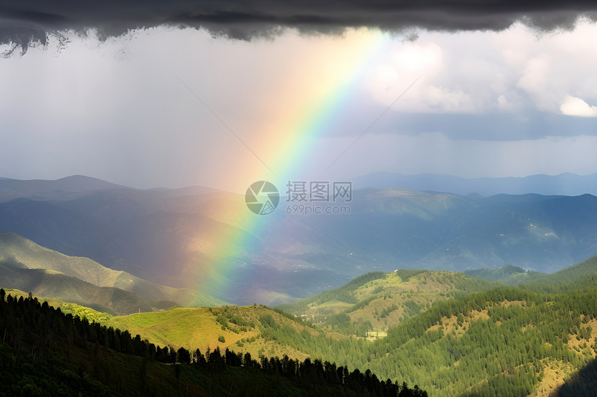 山脉中美丽的彩虹图片