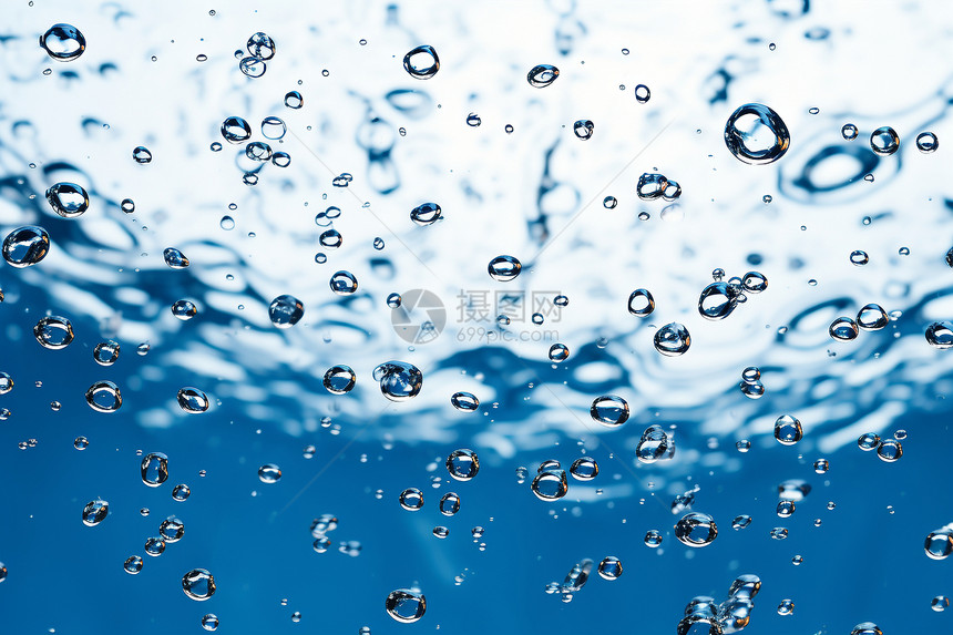 碧蓝水中的水泡图片