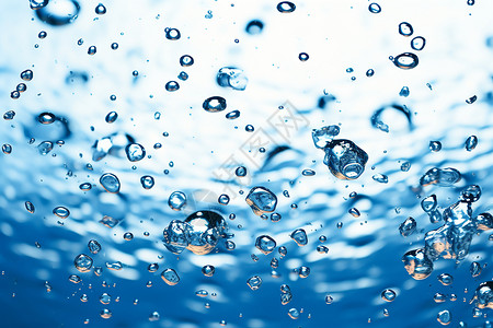 透明泡沫水中的水泡设计图片
