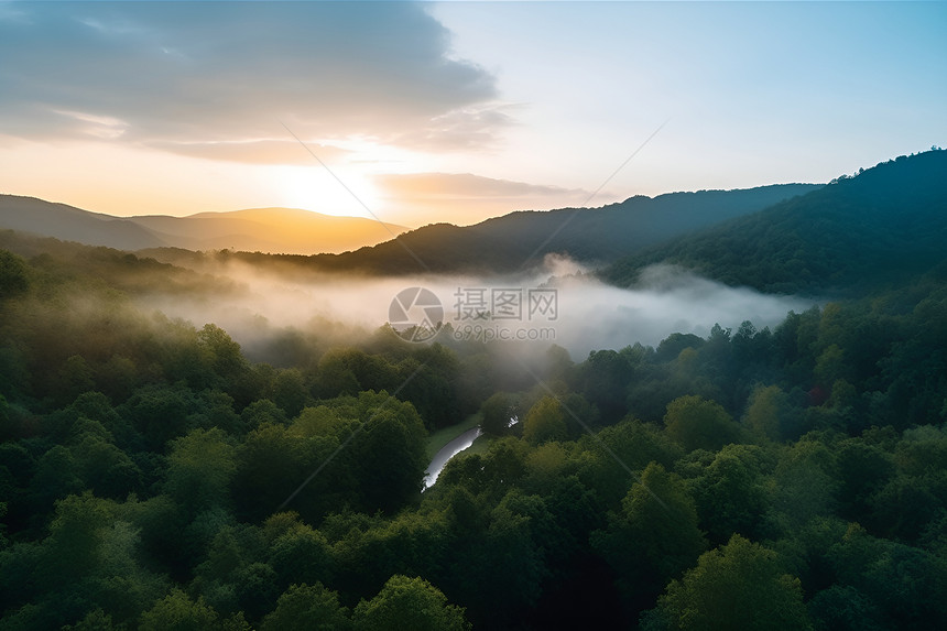 迷雾笼罩的日出山谷景观图片