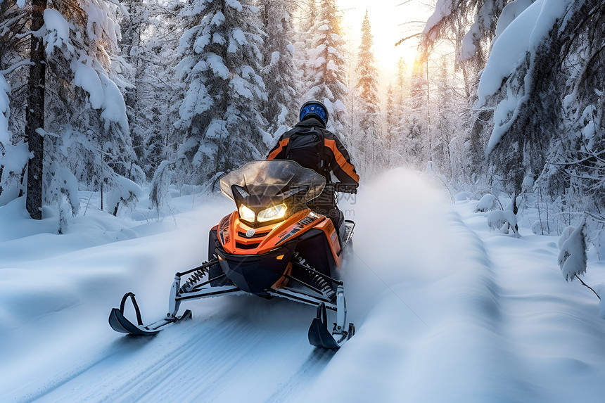 冬季雪地中骑行摩托的男子图片
