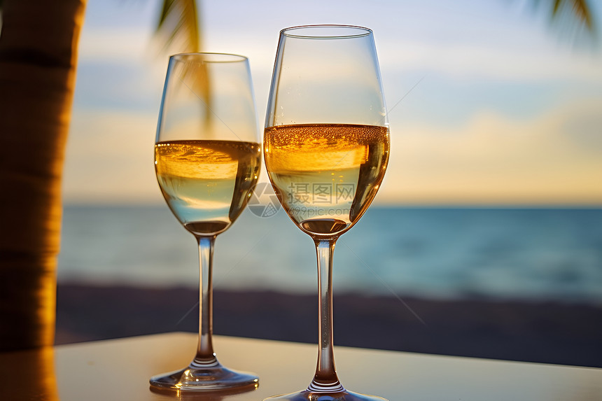 欣赏海景的香槟酒杯图片