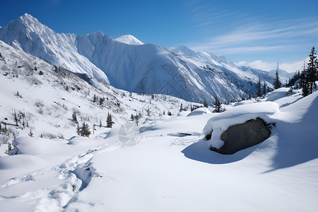 冰雪覆盖的山巅景观背景图片