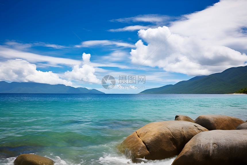 蓝天下的岩石海滩图片