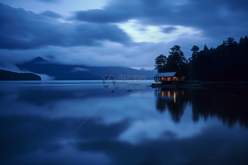 夜幕下的湖泊图片