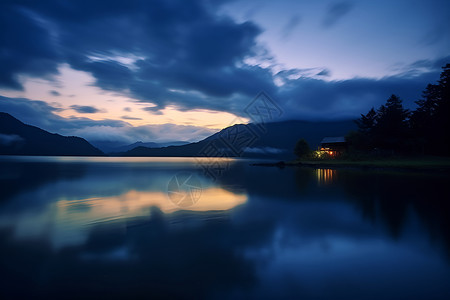 夜晚的树林湖边的小屋背景