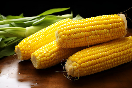 桌子上的玉米棒背景图片