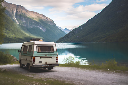 露营车停靠在湖畔背景图片