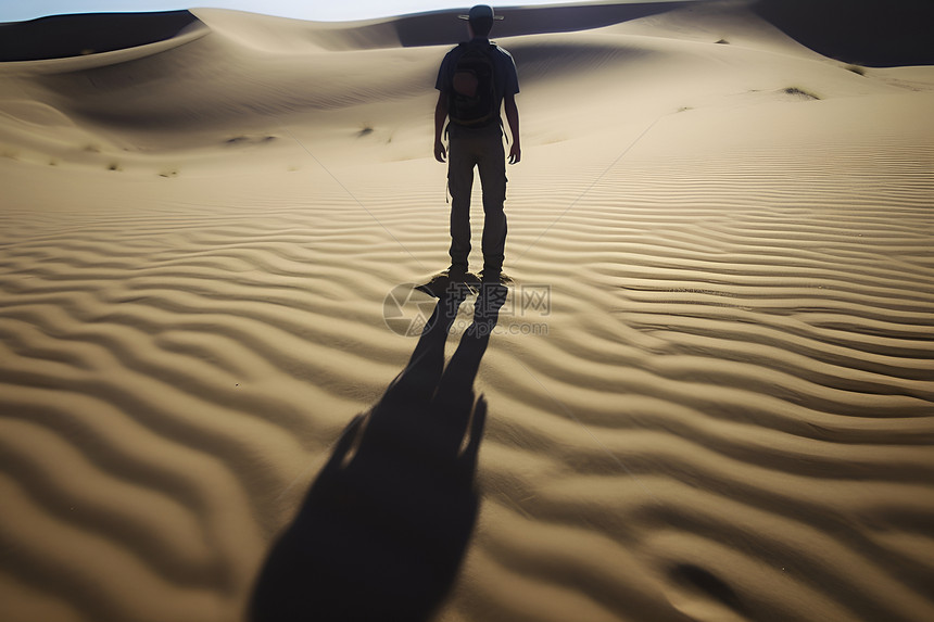 沙漠中的男人图片