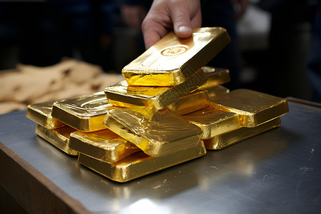 金融黄色桌上的黄金金块背景