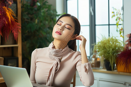 女性在桌前舒缓颈部僵硬背景图片