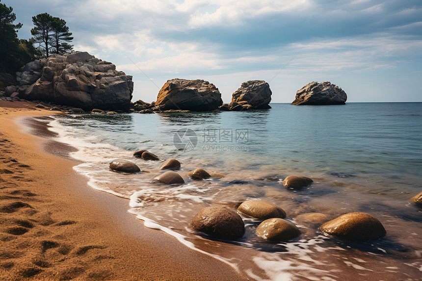 沙滩岩石间的水景图片