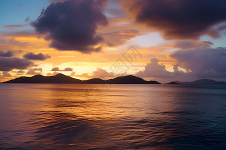 夕阳映照下的岛屿背景图片