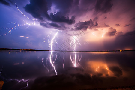湖上的闪电背景图片