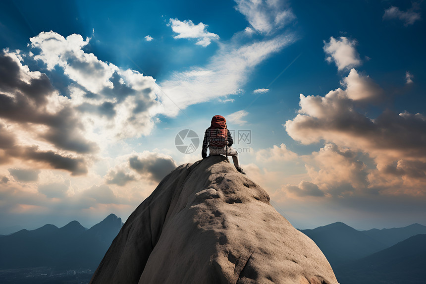 登山山顶的人图片