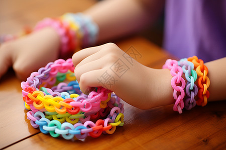 手工编织的塑料手链高清图片