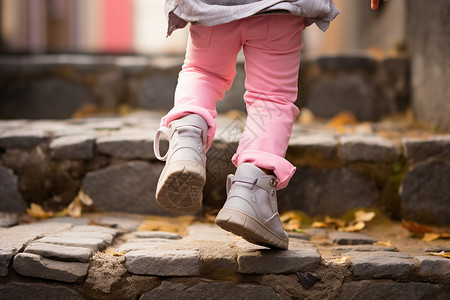 走路的小女孩户外台阶上的小女孩背景
