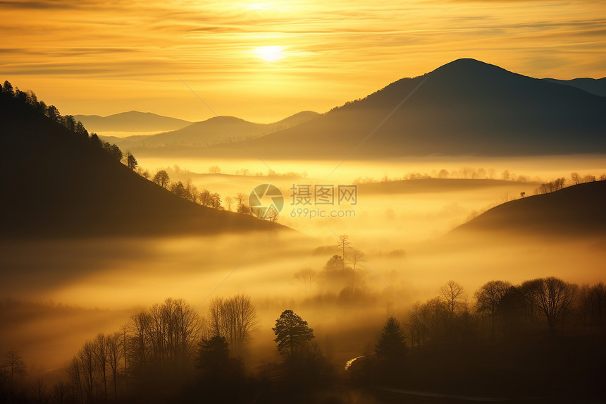 山脉中的雾霾和夕阳图片