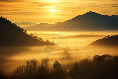 山脉中的雾霾和夕阳背景图片