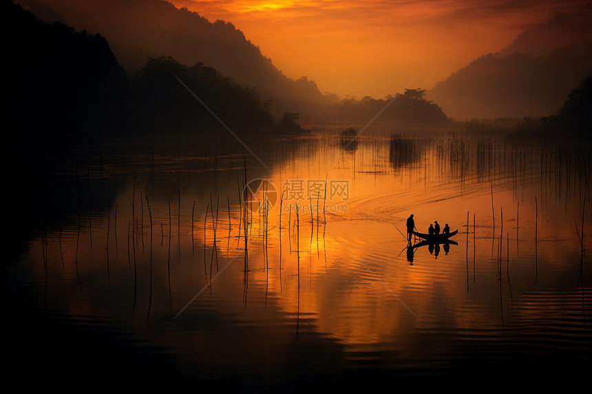 户外壮观的夕阳和山脉图片