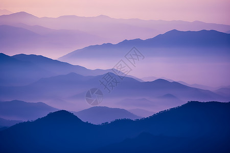朦胧的山脉朦胧紫色高清图片