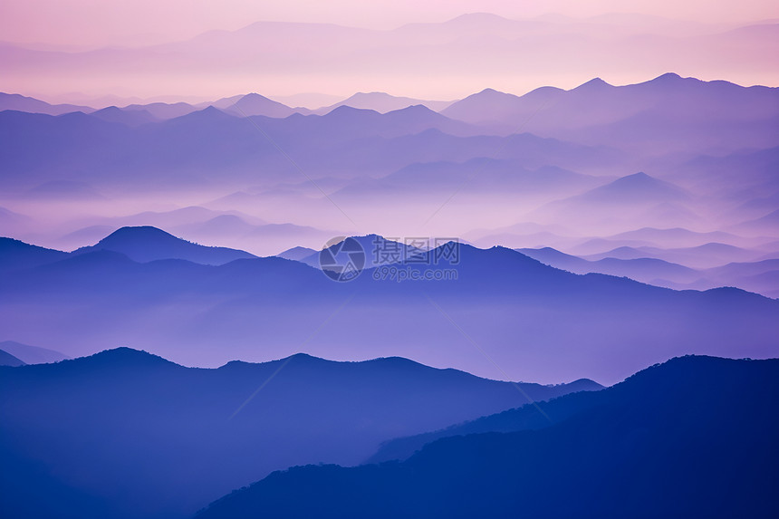紫色山峰图片