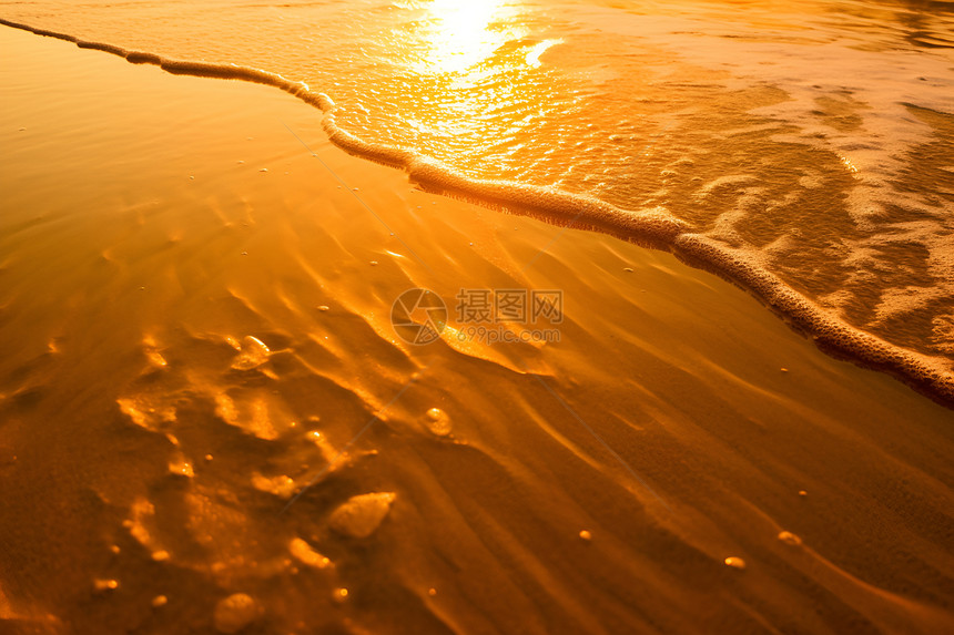 夕阳浸染海滩图片
