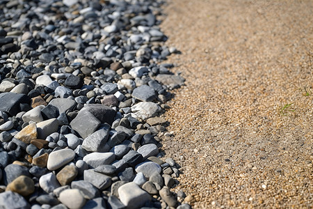 沙滩旁的石子背景图片