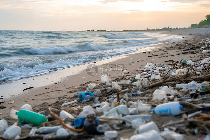 堆满垃圾和塑料瓶的沙滩图片