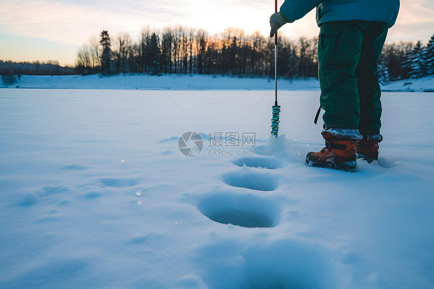 雪地中的钓鱼人图片