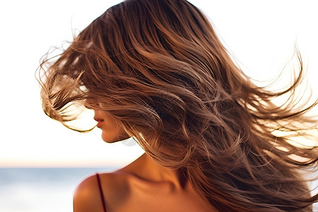 波浪长发长发女子凝望着大海背景