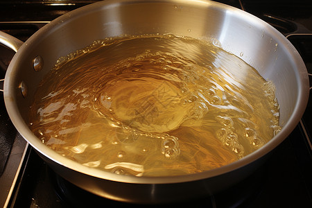 锅具里的油平底锅泼热油高清图片