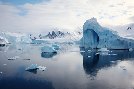 海面上的巨大冰川背景图片