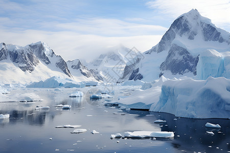 水面上的冰山背景图片