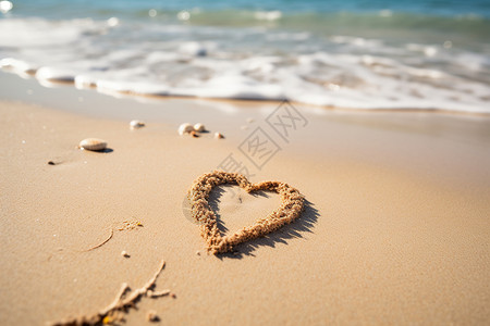 夏天画沙滩上画着一个心形背景