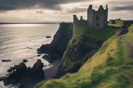 美丽的岩石海岸城堡废墟景观背景图片