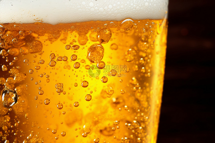可口啤酒中的气泡图片