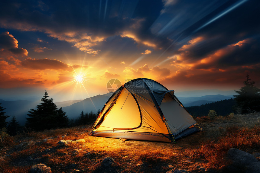 夜晚山上的帐篷图片