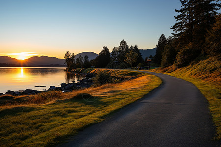 湖畔夕阳下的一条路背景图片