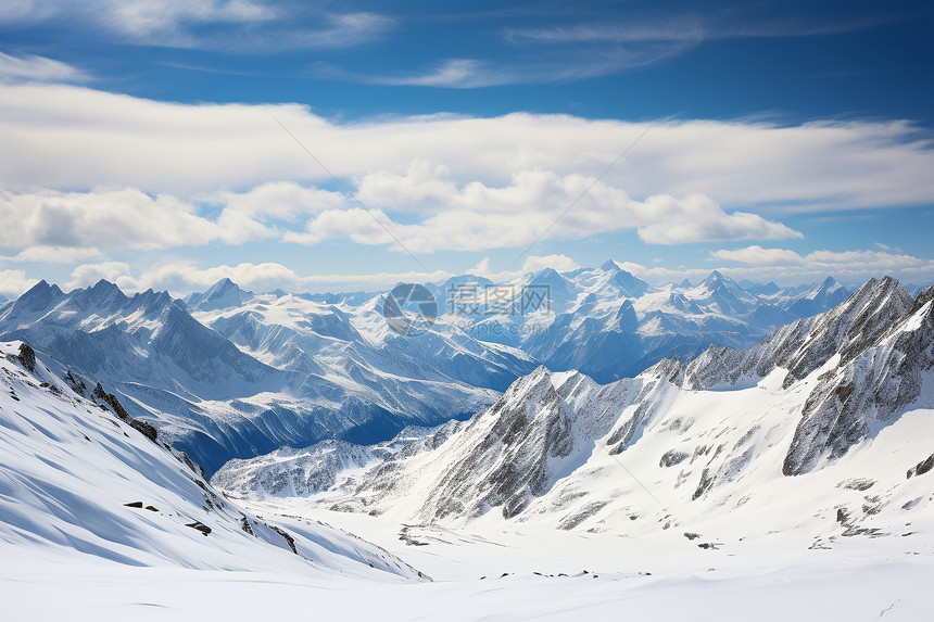 风景优美的雪山景观图片