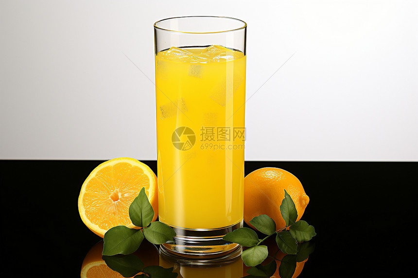 新鲜榨汁的柑橘汁图片
