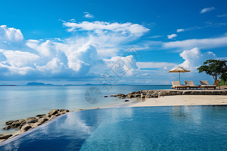 休闲度假的无边游泳池背景图片