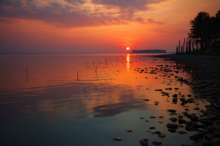夕阳下的湖水背景图片
