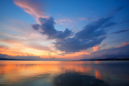 奇怪形状湖泊湖泊上形状各异的云朵背景