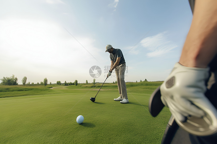 草坪上打高尔夫的男人图片