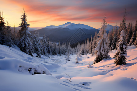 冬日夕阳下的雪山背景图片