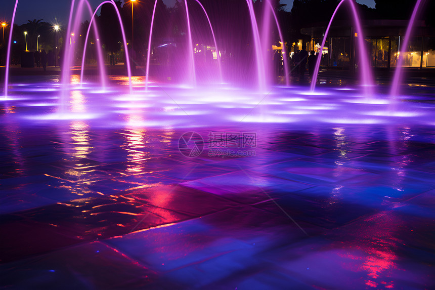 夜晚城市的喷泉图片