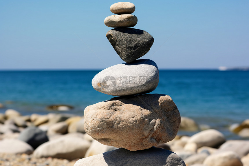 海滩上平衡的石头图片